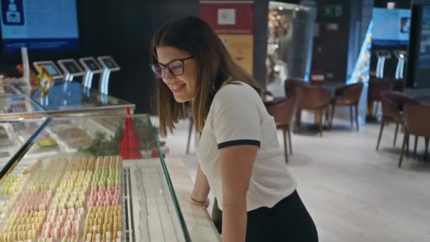 Uma Mulher Sorridente Navega Macarons Coloridos Café Padaria Moderno — Vídeo de Stock