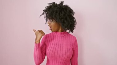 Sersemlemiş Afro-Amerikalı gözlüklü kadın inanılmaz bir sürprizle şok oldu; bir parmak ile kenarı işaret etti, ifade edici bir şaşkınlık içinde ağzı açık!