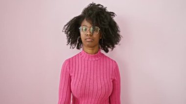 Gözlüklü, kendine güvenen Afro-Amerikalı kadın. Sağlam bir şekilde duruyor. Durdurucu bir hareketle, avucunun içini kullanarak 