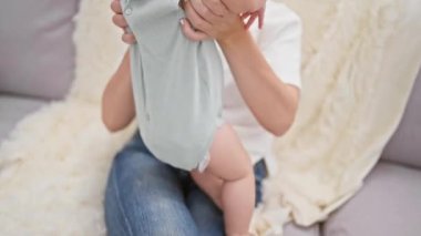 Annesinin sevgi dolu gülümsemesi, kızıyla birlikte evde rahat bir hayat sürerken neşeli bir kahkahayla gülmesi.