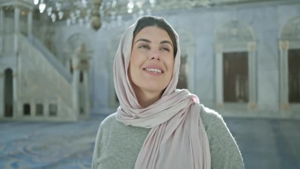 Una Donna Pensierosa Che Indossa Hijab Guarda Verso Alto All — Video Stock