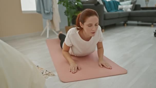 Wanita Kaukasia Berlatih Yoga Ruang Tamu Modern Mengekspresikan Ketenangan Dan — Stok Video