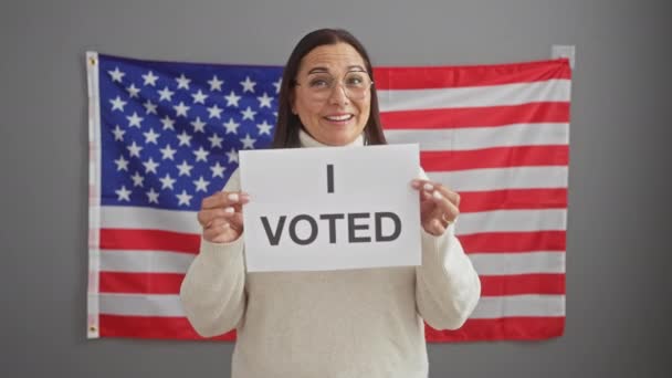 Sourires Femme Hispanique Tenant Voté Signe Avec Nous Drapeau Arrière — Video
