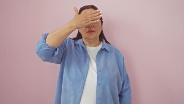 Tímida Conmocionada Una Tímida Mujer Hispana Mediana Edad Con Gafas — Vídeos de Stock