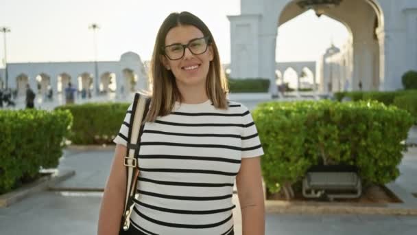 Glimlachende Vrouw Bril Qasr Watan Paleis Abu Dhabi Tijdens Zonsondergang — Stockvideo