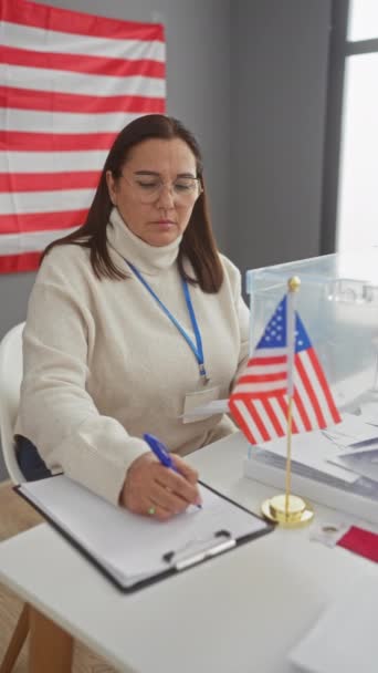 Egy Középkorú Spanyol Pulóverben Megfigyeli Szavazólapot Amerikai Zászló Hátterében — Stock videók