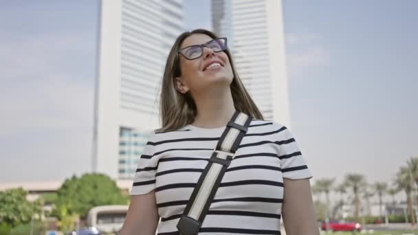 Una Mujer Sonriente Gafas Disfruta Tiempo Centro Dubai Rodeado Modernos — Vídeos de Stock