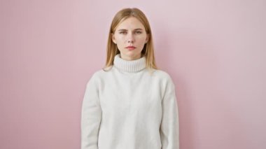 Kış kazaklı çekici sarışın kız, ciddi bir ifadeyle 