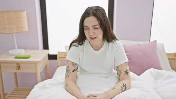 Pijamalı Neşeli Genç Bir Kadın Zafer Kazanmış Yataktan Neşe Saçan — Stok video