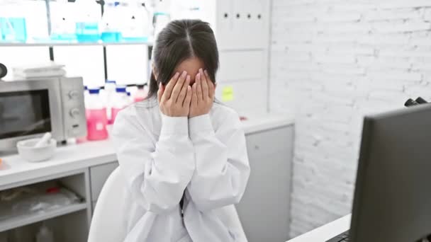 Красивая Молодая Китаянка Ученый Плачет Покрывает Лицо Рукой Лаборатории Грустная — стоковое видео