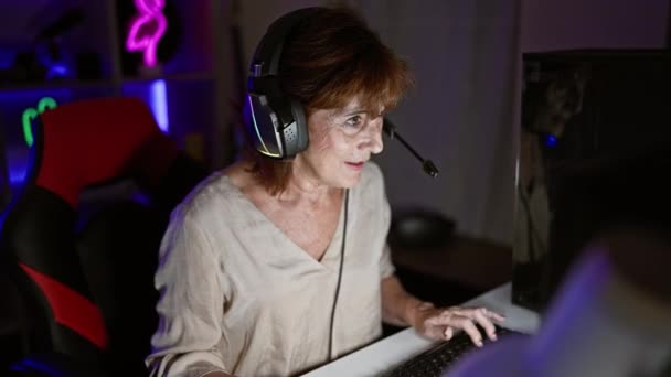 Frau Mittleren Alters Spielt Nachts Einem Dunklen Home Office Mit — Stockvideo