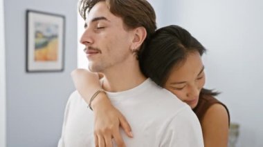 Şefkatli bir kucaklaşma, bir erkeğin ve kadının kapalı alanda şefkatli bir anı paylaştığı aşkı tasvir eder..