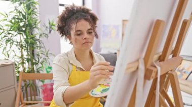 Tüh! Kıvırcık saçlı hayal kırıklığına uğramış İspanyol sanatçı pişmanlıkla alnına tokat atıyor. Stüdyosunda otururken, birden aptalca bir hatayı hatırladı, kafa kafaya, hatanın geri dönüşünün kötü anısı gibi..