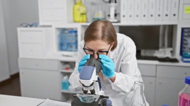 Neşeli bir gülümsemeyle tezahürat yapan başarılı genç bilim kadını laboratuardaki başarısını kutluyor ve kendinden emin bir başarı yayıyor.!