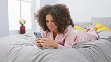 Şok olmuş, kıvırcık saçlı, ağzı ve elleri ile şaşkınlıkla kaplanmış, ifadesinden belli olan İspanyol bir kadın. Yatak odasında uzanıyordu, akıllı telefon ekranı onu susturan hatayı yansıtıyordu..