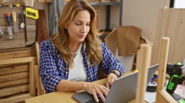 Şaşırmış güzel Latin kadın marangozluk masasında ağzını kapayarak şoka girdi.