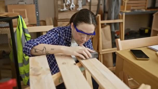 ワークショップで木材をサンディングする女性 職人技 安全性 そしてDjのコンセプトを紹介 — ストック動画