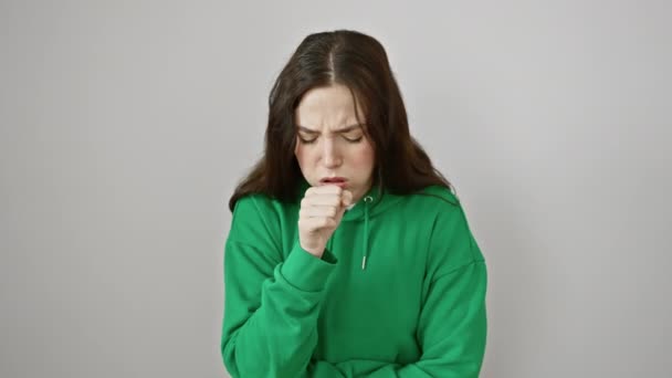 Mujer Joven Sintiéndose Enferma Tosiendo Sudadera Con Capucha Significa Alerta — Vídeos de Stock