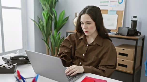Młoda Kaukaska Kobieta Pokazuje Frustrację Podczas Pracy Laptopie Nowoczesnym Biurze — Wideo stockowe