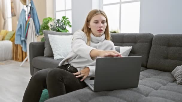 Zaostřená Blondýnka Zavře Svůj Laptop Moderním Dobře Osvětleném Obývacím Pokoji — Stock video
