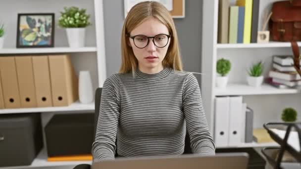 Блондинка Працює Уважно Ноутбуці Сучасній Офісній Обстановці Акуратним Інтер Єром — стокове відео