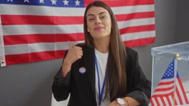 Amerikan seçim koleji masasındaki neşeli, genç İspanyol kadın, kendine güvenen, ağzı açık bir şekilde gülümseyen, bir tarafı işaret eden. Politik yolculuk hakkında iyimser görünüyor!