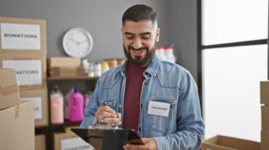 Kot ceketli sakallı bir adam ve 