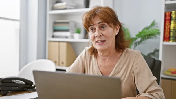 Mujer Mediana Edad Confianza Que Relaja Oficina Sentado Con Una — Vídeo de stock