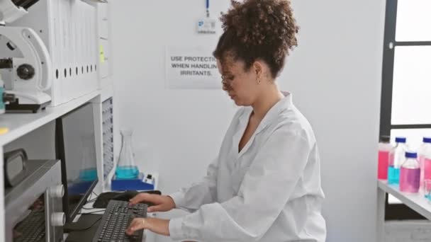 Młoda Kobieta Naukowiec Fartuchu Laboratoryjnym Pracuje Komputerze Nowoczesnym Środowisku Laboratoryjnym — Wideo stockowe