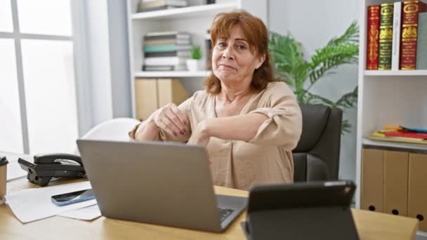 Mujer Mediana Edad Usando Portátil Sentado Mesa Cara Feliz Sonriendo — Vídeo de stock