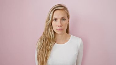 Kaş çatan genç bir kadın, pembe izole edilmiş geçmişe şüpheci bir şüpheci, negatif bir insanı ortaya çıkarıyor, gergin ve hayatın sorununa üzülüyor.