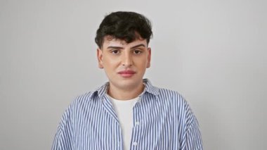 Şanslı genç adam, serin gülümsemesinden neşe fışkırıyor, izole edilmiş beyaz bir arka plana karşı güvenle duruyor. O çizgili tişörtü giydiğinde, o pozitif, eşcinsel yaşam tarzının resmidir..