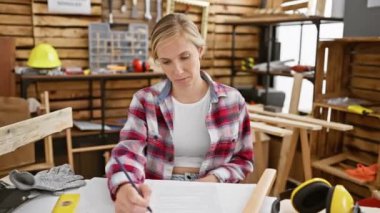 Genç, stresli kadın marangoz, sıkıntılı, ağlayan, acı ve endişe gösteren, üzgün, güzel bir sarışın portresi ham duygu ifade eden
