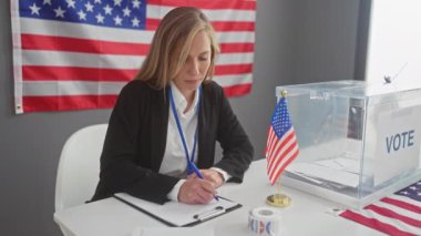Amerikalı bir kadın oy sandığı, biz bayrakları ve demokrasiyi eylem halinde tasvir eden 