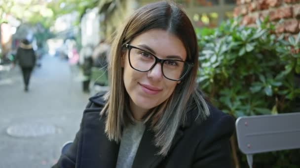 Femme Brune Souriante Avec Des Lunettes Assises Extérieur Istanbul Exprimant — Video