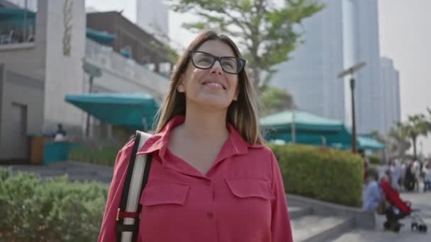 Senyum Wanita Dengan Kacamata Dalam Pakaian Santai Menikmati Suasana Cerah — Stok Video
