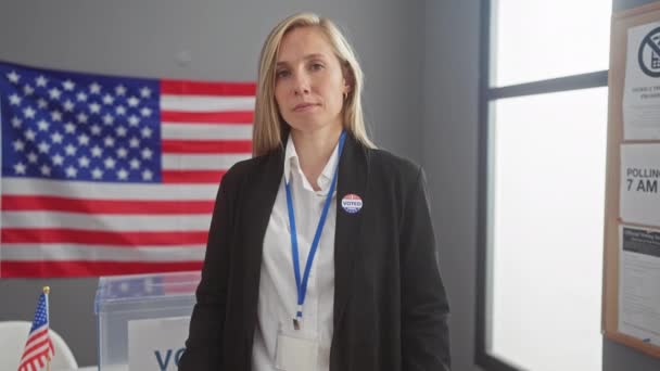 在有美国国旗的美国投票中心 拿着抗议标志的白人妇女 修补制度 — 图库视频影像