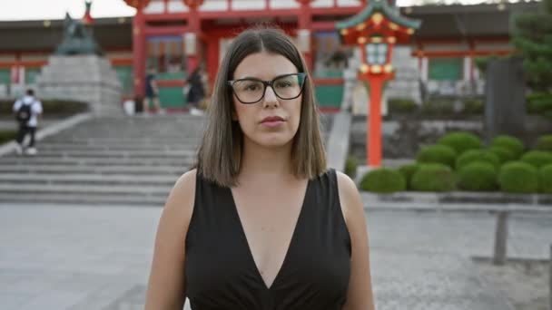 아름다운 라틴어 교토의 이나리타이샤 신사에 심각한 히스파노 일본의 여성은 자신감 — 비디오