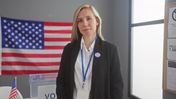 Mulher Sorridente Segurando Sinal Unidos Estamos Centro Votação Com Bandeira — Vídeo de Stock