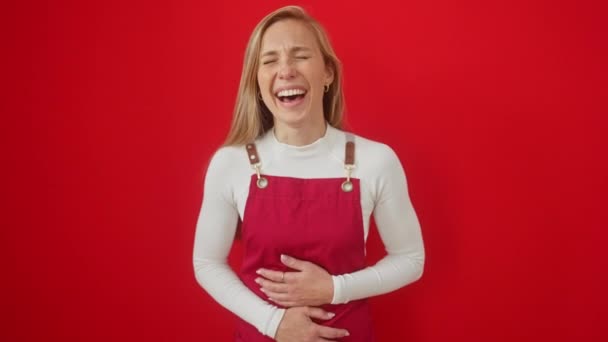 Glädjande Ung Blond Kvinna Klädd Förkläde Brister Högt Hjärtligt Skratt — Stockvideo