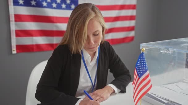 Usmívající Běloška Vrhá Svůj Hlas Nás Volební Stánek Americkou Vlajkou — Stock video
