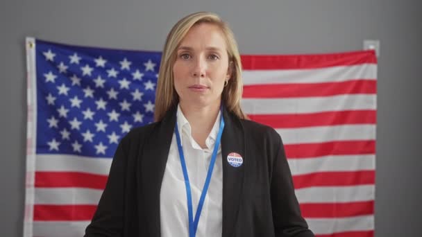 Etiketli Beyaz Kadın Amerikan Bayrağına Karşı Kapalı Alanda Konuşuyor — Stok video