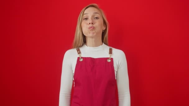 Hilarische Jonge Blonde Vrouw Schort Staande Rood Geïsoleerde Achtergrond Het — Stockvideo