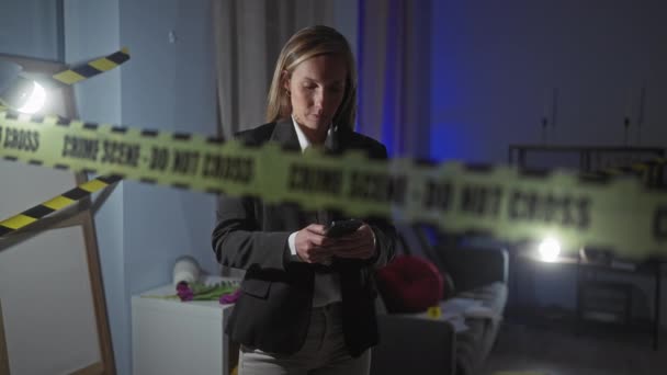 Femme Blanche Détective Analysant Scène Crime Intérieur Avec Smartphone Main — Video