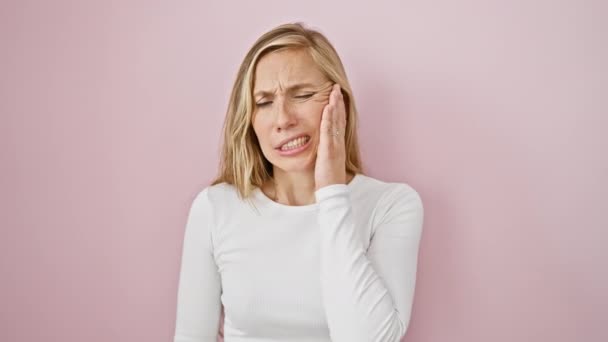 Blondynka Chwytająca Usta Bólu Ból Zębów Choroba Zębów Izolowany Różowo — Wideo stockowe