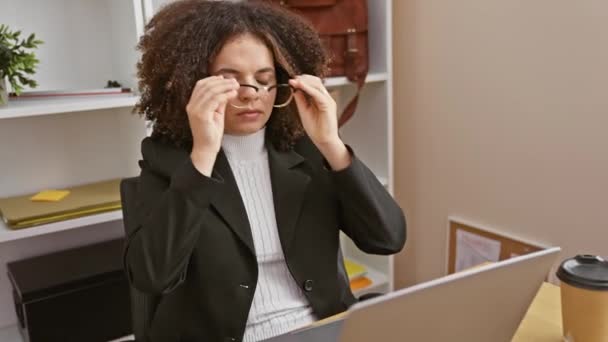 Jovem Hispânico Estressado Mulher Com Cabelos Cacheados Esfregando Olhos Mesa — Vídeo de Stock