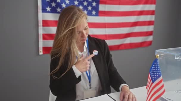 Wanita Percaya Diri Menunjuk Stiker Vote Dengan Bendera Amerika Tps — Stok Video