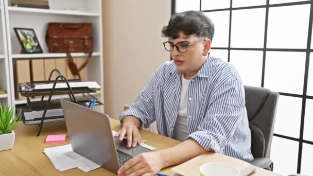 Mladý Muž Pracující Moderní Kanceláři Zaměřený Notebook Pruhovanou Košilí Brýlemi — Stock video