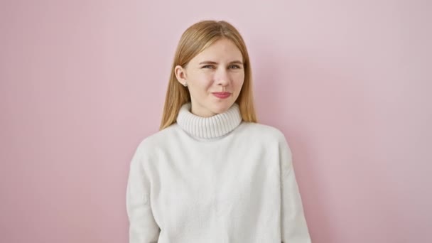 Gadis Pirang Ceria Dengan Mata Biru Dan Sweater Trendi Berkedip — Stok Video