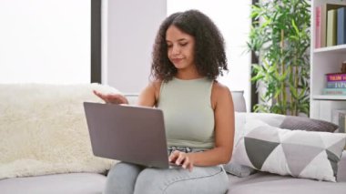 Işıl ışıl genç İspanyol kadın evinde dizüstü bilgisayar projesini neşeyle bitiriyor, eğlenceli bir film gecesine dalıyor.